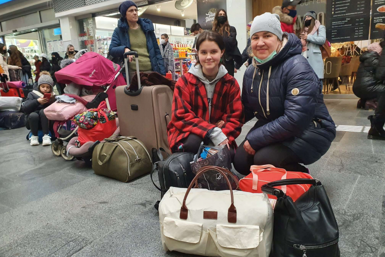 Tochter Nastna und Mutter Irina Reznikova (v. l. n. r.) warten am Bahnhof in Košice auf die Weiterreise nach Deutschland.