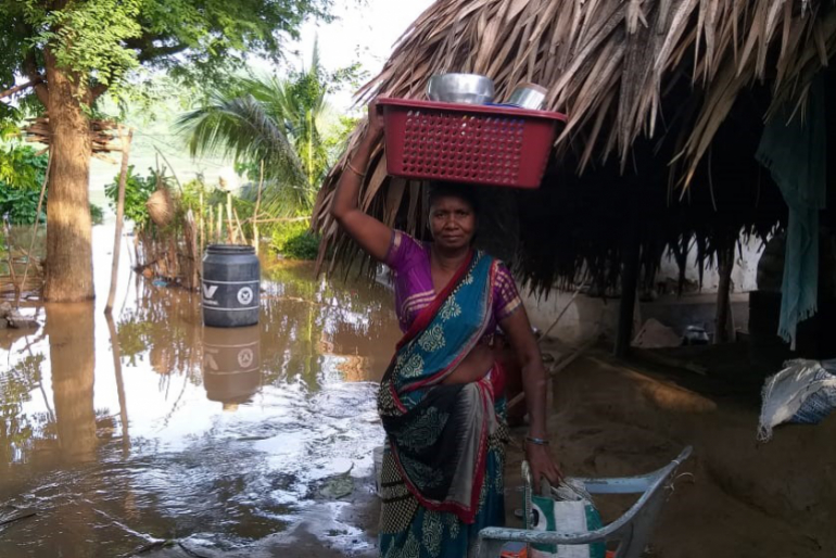 Diese Frau rettet ihr Hab und Gut und sorgt sich sehr vor den steigenden Wassermassen.