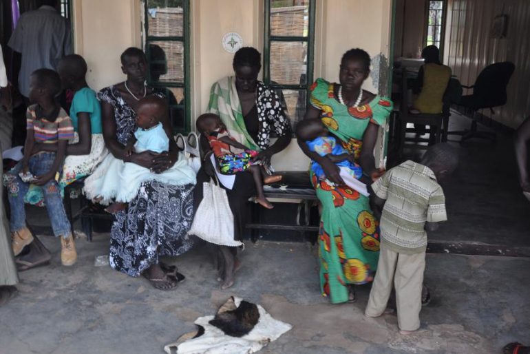 Mütter warten mit ihren Kindern vor der Klinik in Rumbek. Viele Familien der Region sind auf die medizinische Hilfe von Hoffnungszeichen angewiesen.