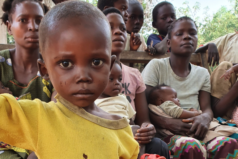 Der kleine Boston und Mütter von unterernährten Kindern: Unsere Partnerorga- nisation HPP-Congo behandelt die Kleinen mit hochkalorischer Spezialnahrung.