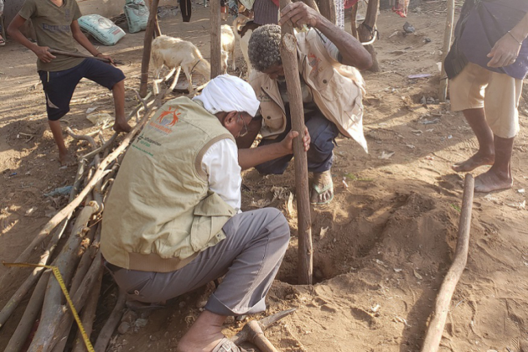 Die Ställe bestehen aus vier Baumstämmen als Eckpfeiler, die mit Zement am Boden betoniert wurden.