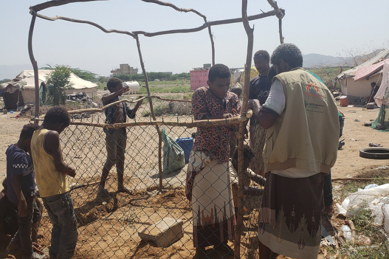 Danach brachten sie an der unteren Hälfte des Stalls Maschendraht als Zaun an.