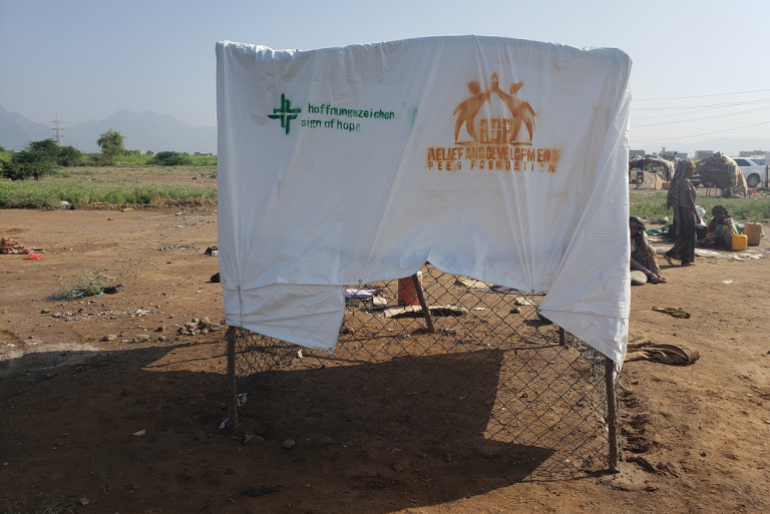 Zum Abschluss wurde ein Plastikdach über dem Grundgerüst zum Schutz vor Witterungen und Sonne befestigt.