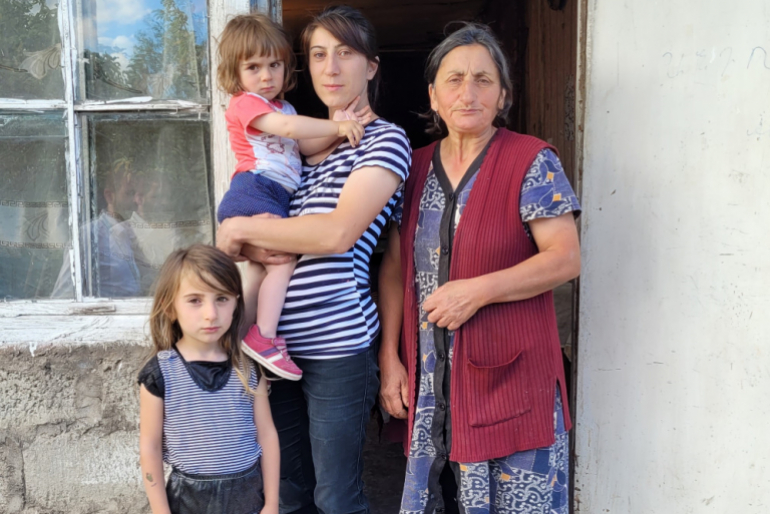 Anusch Nersisyan (Mitte) und ihre Familie sind dankbar für die Schafe, die sie von Hoffnungszeichen erhalten haben. Diese helfen bei der Versorgung mit Milchprodukten.