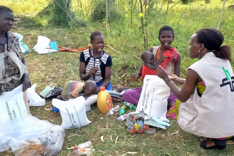 Unsere Maßnahmen für Hungernde umfassen die Verteilung von Nahrungsmitteln, medizinische Betreuung sowie Unterweisungen in Hygiene und Nahrungszubereitung.