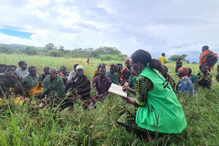 Unsere Mitarbeiterinnen und Mitarbeiter in der Region Karamoja nehmen sich der Menschen an und sorgen für einen reibungslosen Ablauf …