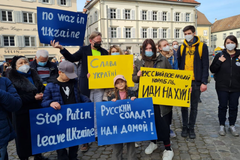 Viele Menschen sind zur Kundgebung gekommen, um ihre Solidarität mit der Ukraine auszudrücken.