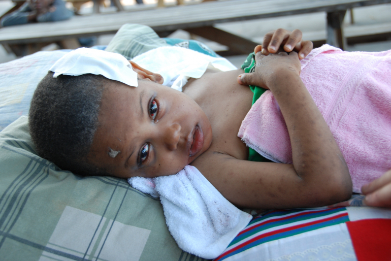 222.000 Menschen starben infolge des Bebens. Mehr als 300.000 wurden verletzt.