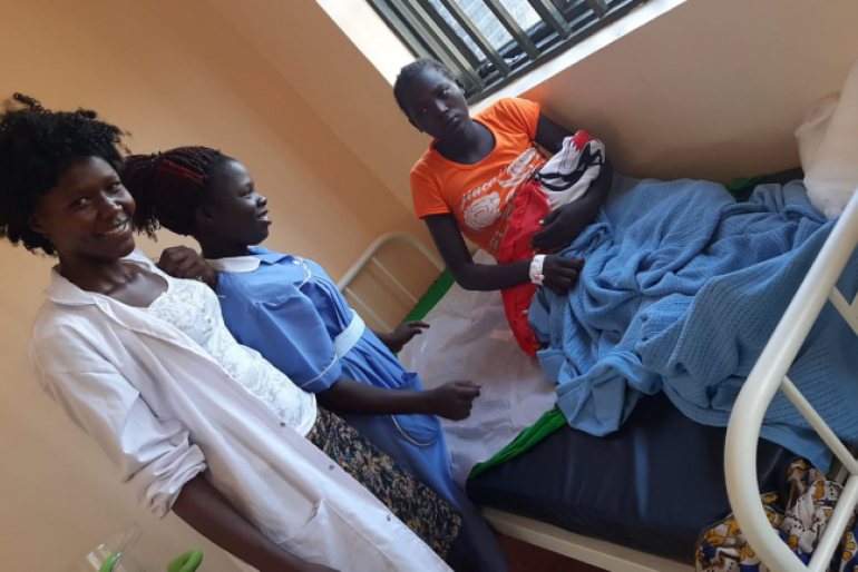 Unsere Medizinerin Christine freut sich: In unserer Klinik in Kosike wurde das erste Baby entbunden - das Mädchen heißt Lucia.
