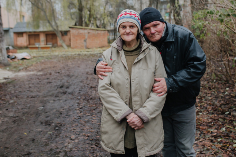 Ein älteres Ehepaar in der Ukraine