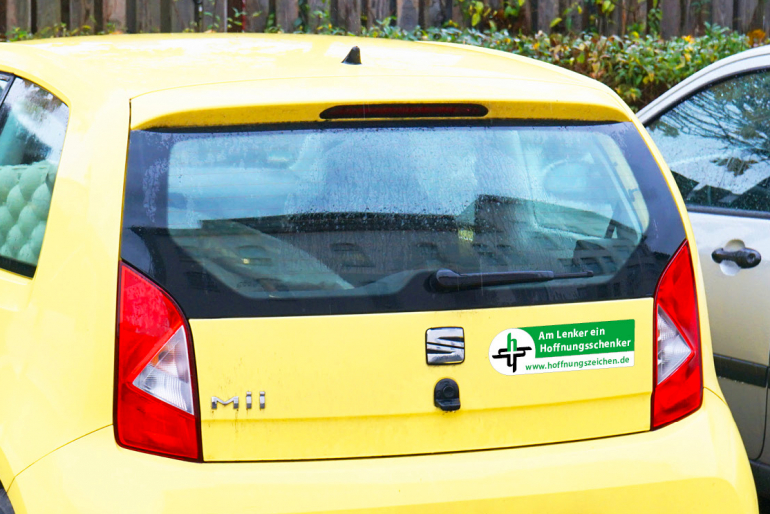 Der Aufkleber angebracht auf einem Auto