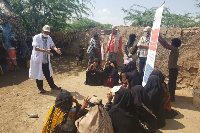Der Tierarzt schulte die Begünstigten im Umgang mit den Schafen.