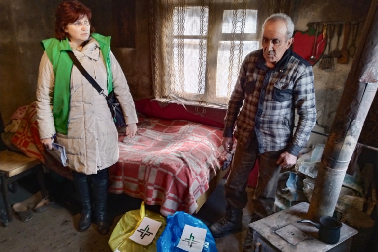 Der 66-jährige Grigor Grigorjan ist seit 36 Jahren verwitwet  und lebt allein in großer Armut. Unser Hilfspaket ist für den  schwerkranken Mann eine große Unterstützung.