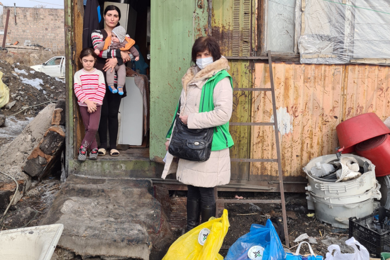Auch Familie Apozyan lebt in einem Blechverschlag; einst Pausenraum von Bauarbeitern nach dem Beben 1988. Eiseskälte und Hunger sind Alltag der vierköpfigen Familie.