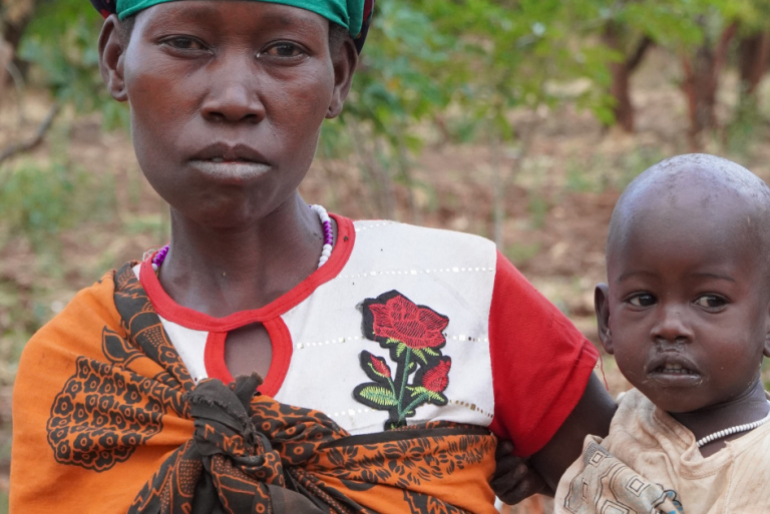 Teresa (2) leidet an Malaria und Durchfall. Zudem ist sie mangelernährt. Ihre  Familie erhält von uns Nahrungsmittelhilfe, um die akute Not zu mildern.