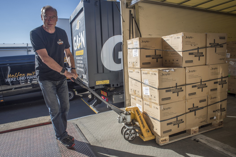 So können Hilfspakete an notleidende Menschen verteilt werden.