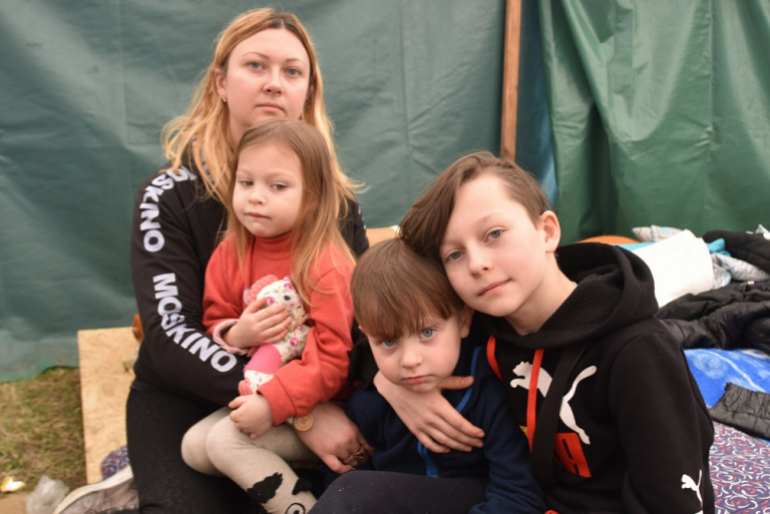 Der elfjährige Jarislaw (re.) floh mit seiner Mutter und seinen Geschwistern in die Slowakei, als das Kernkraftwerk bei ihrer Heimatstadt Saporischschja unter Beschuss geriet.