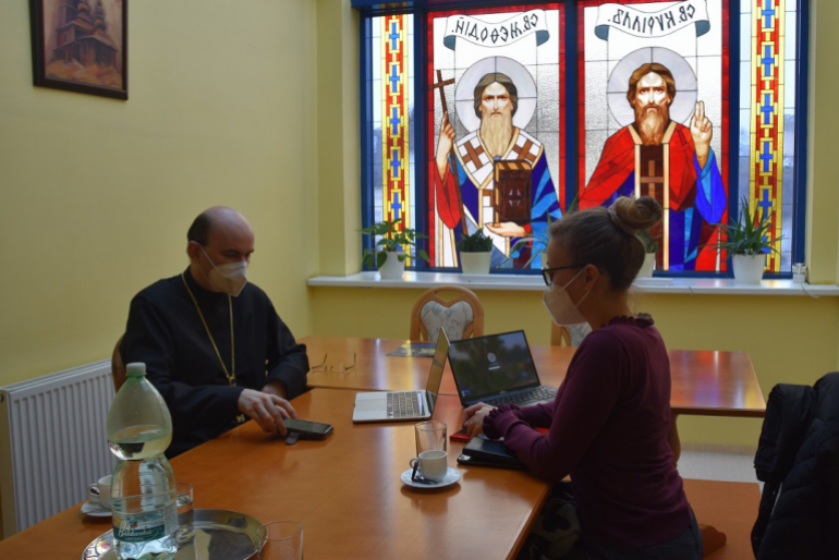 Hoffnungszeichen-Mitarbeiterin Alina Mikus spricht mit Vojtech Boháč, Bischofs-Vikar der Diözese Košice in der Slowakei, über das gemeinsame Projekt.