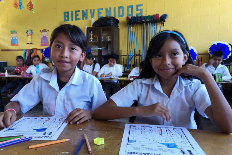 Zugang zu humanitärer Hilfe, zu Bildung und Entwicklung ungeachtet der individuellen, kulturellen oder religiösen Zugehörigkeit