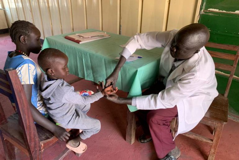 Hunderte Patienten werden jeden Tag in Rumbek behandelt. Viele Krankheiten lassen sich auch im Südsudan relativ leicht kurieren, wenn Medizin und geschultes Personal da sind.