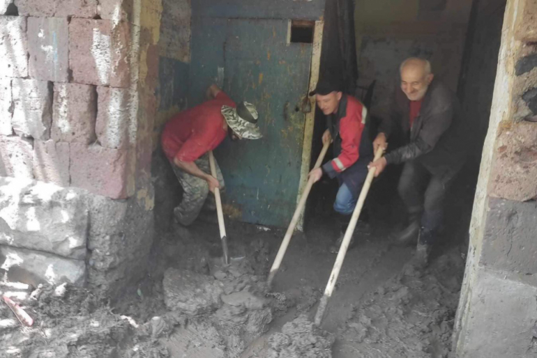 L:\LÄNDER - Achtung! Neue Ordnerstruktur wird angelegt. Bei Fragen bzgl. verschwundener Bilder SH oder JK\Armenien\Überschwemmung Armenien