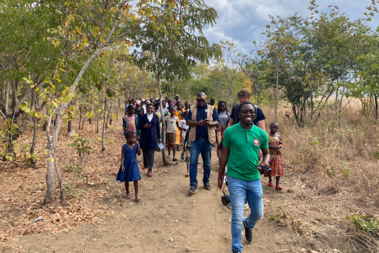 Unser Partner CADECOM sowie die Vereinsmitglieder führen die Hoffnungszeichen-Mitarbeiter durch den Wald.