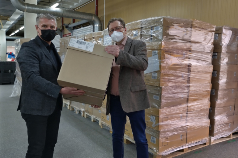 Der Geschäftsführer von Schiesser Andreas Lindemann (li.) und unser Erster Vorstand Reimund Reubelt (re.) packen bei der Verladung der Hilfsgüter mit an.