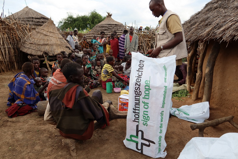 In abgelegenen Dörfern in Kotido, Kaabong und Nakapiripirit, in denen es kaum noch etwas zu essen gibt, übergeben unsere Mitarbeitenden derzeit Nahrungsmittel an die Bewohner.