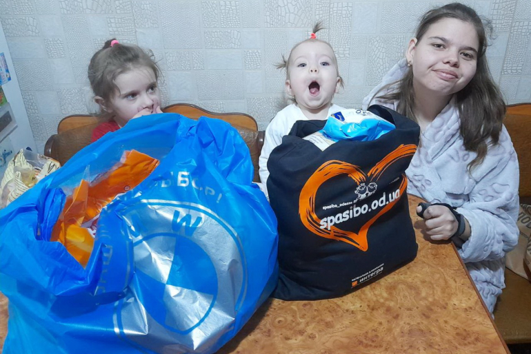 Die begünstigten Familien mit beeinträchtigten Kindern freuen sich über die Hilfsgüter.