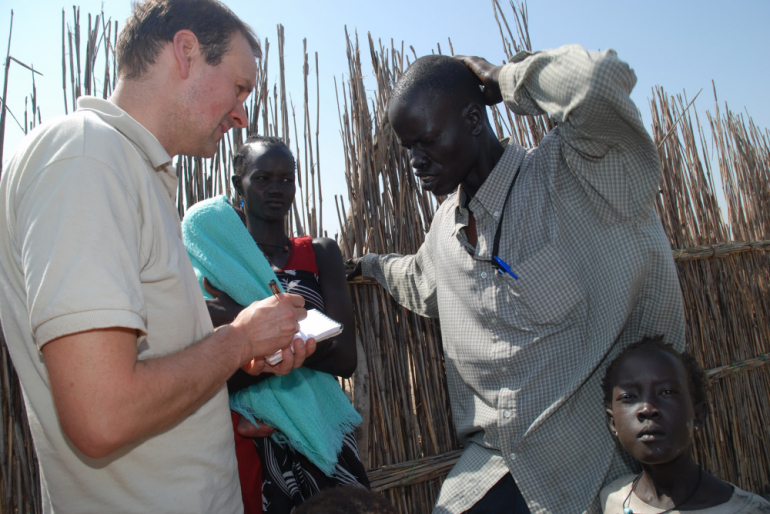 Klaus Stieglitz im Gespräch mit Betroffenen im Südsudan. Die Recherchen und Messungen offenbarten, wie rücksichtslos mit der Umwelt und den Menschen umgegangen wurde.