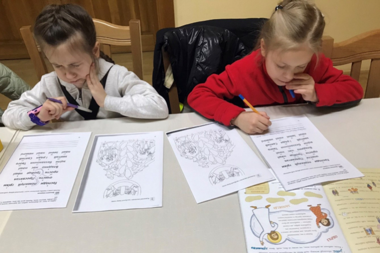 Freitags können Kinder im Tageszentrum Brettspiele machen, Bücher lesen und lernen.