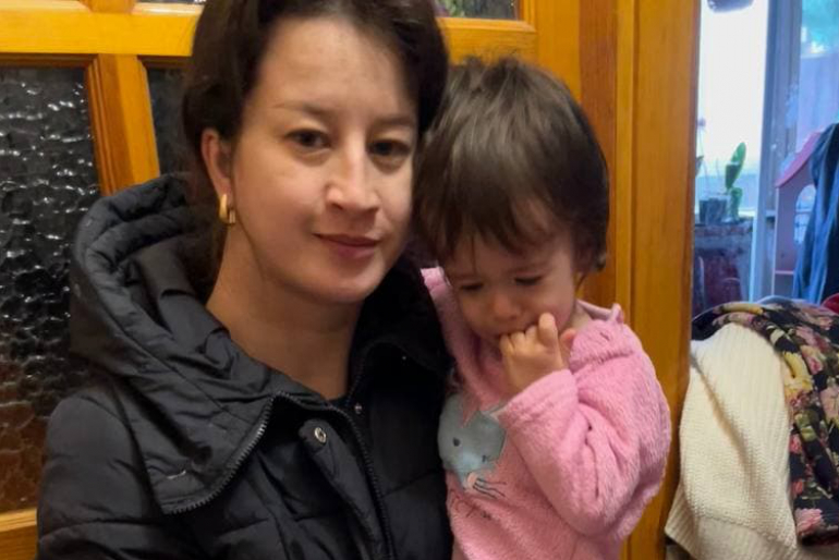 Eva leidet am Kriegsgeschehen. Laute Geräusche und Explosionen erschrecken sie. Mutter Raisa tröstet sie.