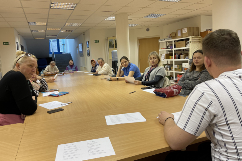 In einem Tageszentrum lernen Erwachsene, aber auch Kinder und Jugendliche, die slowakische Sprache und …