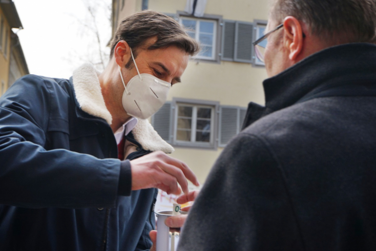 Landrat Zeno Danner übergibt Reimund Reubelt die erste Spende zugunsten der Ukraine-Nothilfe von Hoffnungszeichen.