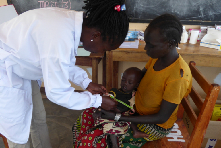 Mai 2019: Das Ernährungsprogramm zugunsten mangelernährter Kinder nimmt seinen Betrieb auf. Der Andrang ist groß: Viele Mütter kommen mit ihren geschwächten Kindern und hoffen auf einen Platz im Ernährungsprogramm.