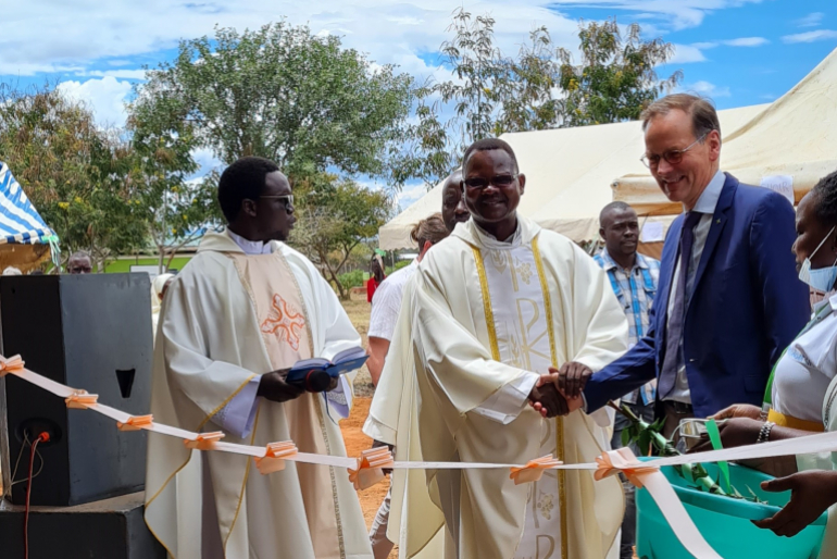 November 2023: Feierlich wird der Anbau der Kinderstation, und damit die Ausweitung der stationären Kapazitäten, im Beisein von Hoffnungszeichen-Vorstand Klaus Stieglitz eingeweiht; Fertigstellung weiterer Personalunterkünfte.