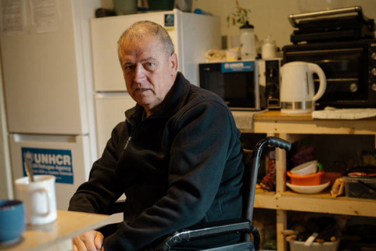 Notunterkünfte für Binnenvertriebene: Gemeinsam mit unserem lokalen Partner MetaLab renovieren wir in der West- und Ostukraine verlassene Gebäude, um Binnenvertriebenen eine angemessene Unterkunft zu bieten. Oleksandr Nemna (57) lebt in einer der neuen Unterkünfte in Ivano-Frankivsk. Er hofft irgendwann in seine Heimat Possad-Pokrowske in der Oblast Kherson zurückkehren zu können.