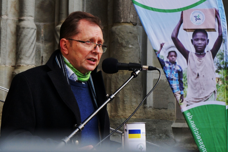 Unser Erster Vorstand Reimund Reubelt weist in seiner Rede darauf hin, dass der Krieg in der Ukraine die Menschenrechte der Bevölkerung im Land bedroht. Er appelliert für die sofortige Einstellung der Kampfhandlungen.