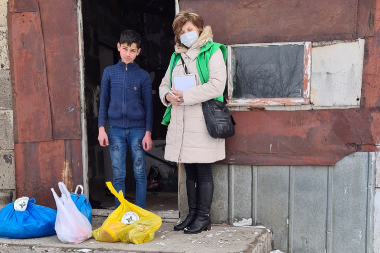 Der 15-jährige Alen Sahakyan hat keine Eltern mehr. Mit seinem älteren Bruder bewohnt er eine marode Blechhütte. Zum Zeitpunkt des Besuches unserer Mitarbeiter war er ganz allein, weil sein Bruder im Krankenhaus lag.