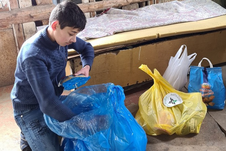 Alen mangelt es an Nahrung, Kleidung und Schulsachen genauso wie an Zuwendung und Geborgenheit. Unser Lebensmittel-Hilfspaket hat ihn sehr glücklich gemacht.