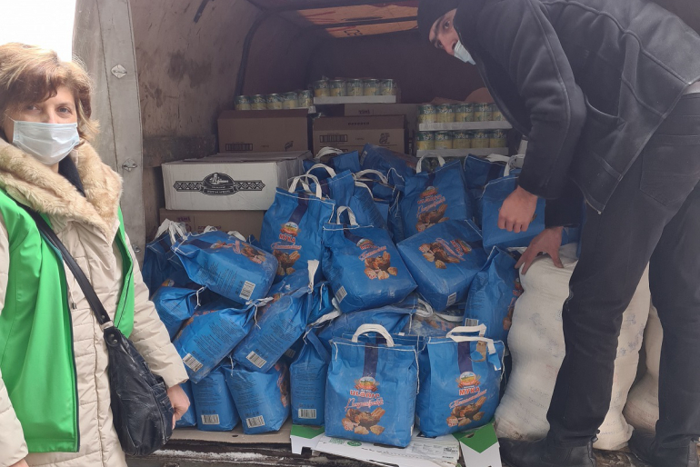 Die Hilfsgüter besorgen wir in der Region. Freiwillige stellen sie für die begünstigten Haushalte zusammen. Bei Übergabe der Hilfspakete lassen die Menschen den Hoffnungszeichen-Spendern ihre große Dankbarkeit ausrichten.