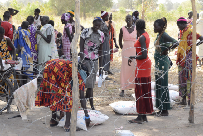 Debora Yars Schicksal hat viele weitere Menschen ereilt. Gestrandet in der Region Rumbek fehlt es ihnen am Nötigsten, vor allem an Nahrung. Hoffnungszeichen steht den Ärmsten bei.