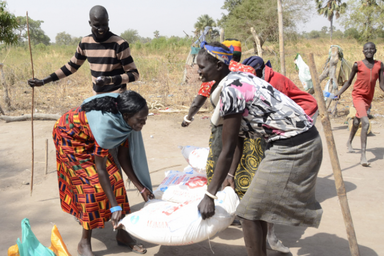 Alle packen mit an: Bei der Verteilung erhalten 300 Haushalte wichtige Grundnahrungsmittel wie Mehl und Salz. Diese Hilfe stillt den Hunger einer siebenköpfigen Familie für gut einen Monat.