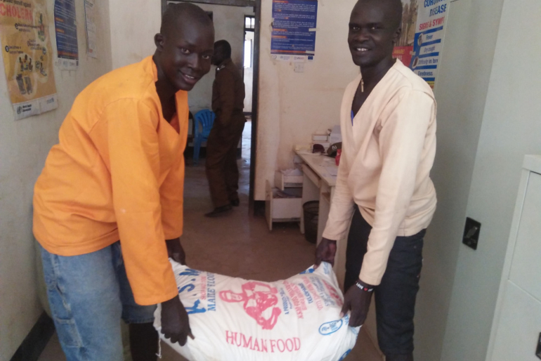 Nicht nur Nahrung, auch Medikamente, Kleidung und Decken erhalten die Inhaftierten, um so ein würdigeres Leben führen zu können.