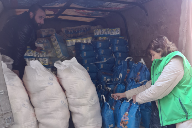 Die Hilfsgüter werden vor Ort gekauft. Freiwillige Helfer stellen die Hilfspakete zusammen, ehe unsere Mitarbeiterin Aljona Zeytunyan sie den Bedürftigen persönlich überbringt.