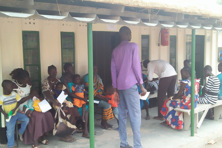 Die dramatische Nahrungsmittelkrise treibt viele Mütter mit ihren mangelernährten Kindern zur Klinik in Rumbek.