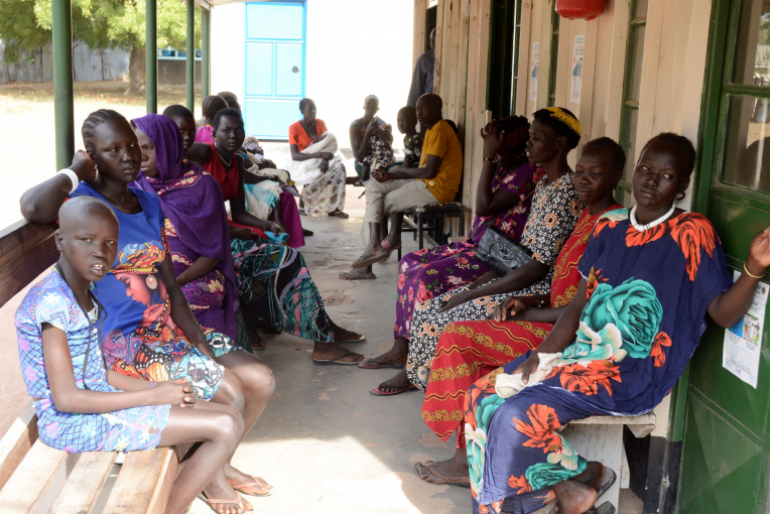 Die Hoffnung auf Hilfe treibt viele Kranke und Hungernde nach Rumbek zur  Klinik der Diözese und zu den Missionarinnen der Nächstenliebe.