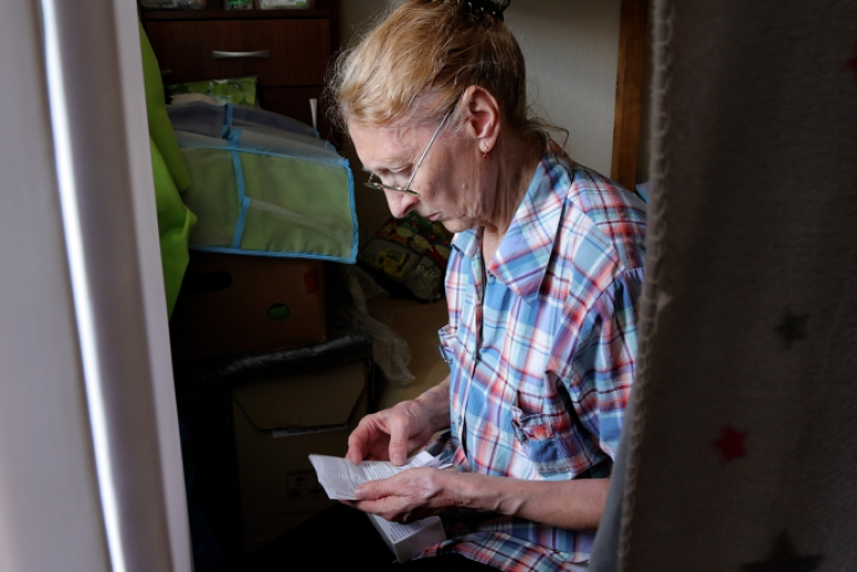 Grundbedürfnisse stillen mit Bargeld-Hilfe: Viele Binnenvertriebene mussten auf ihrer Flucht alles zurücklassen. Es fehlt ihnen teilweise an grundlegenden Dingen. So ergeht es auch Liudmyla Mykolaivna und ihren Liebsten. Durch Geldgutscheine war es ihr möglich, dringend benötigte Medikamente, medizinische Geräte und eine Brillenreparatur zu erhalten.