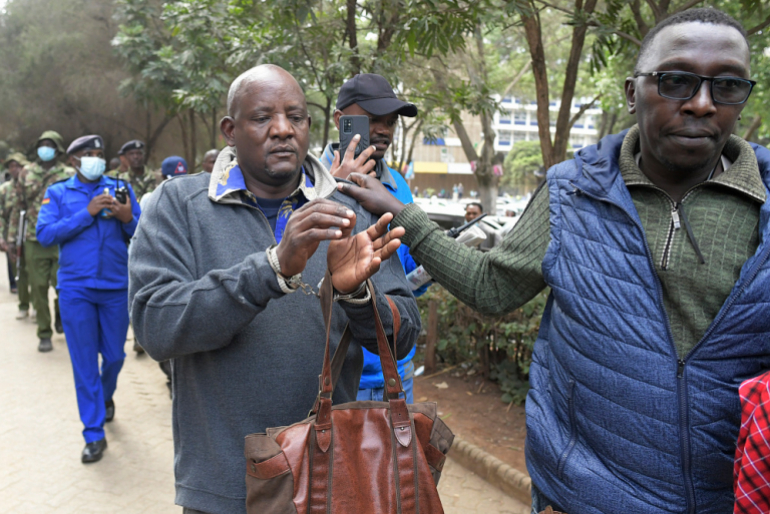 Die Bevölkerung protestiert – sowohl in Tansania selbst als auch bei Demonstrationen in Kenia. Dabei kam es wie hier in Nairobi auch zu Verhaftungen. Mindestens ein Mensch wurde bei Protesten getötet.