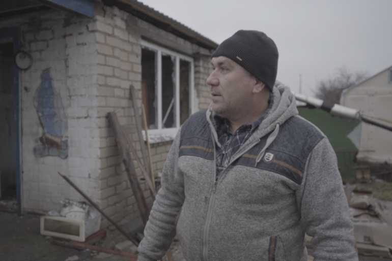 Serhii Abramovych (50) will das Haus der Familie wiederaufbauen. Das Dach ist bereits repariert, bald folgen die Fenster.